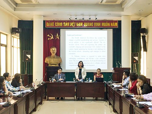  Phó Tổng cục trưởng TCDL Nguyễn Thị Thanh Hương (giữa) phát biểu tại buổi tập huấn
